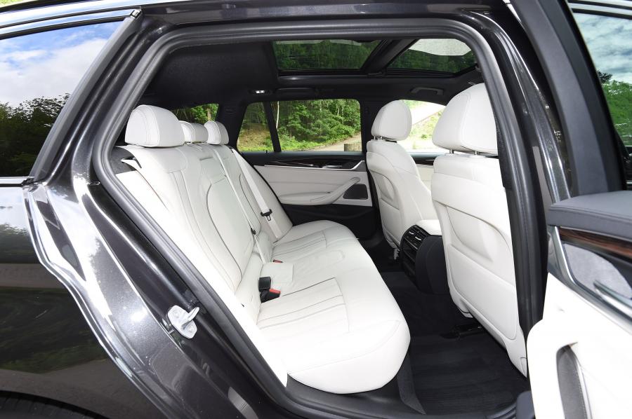 Интерьер BMW 520d Touring M Sport 2017 года  (UK) (фото 26 из 32)